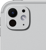 iPad Pro, pohled zezadu, stříbrná barva, profesionální fotosoustava s pětičlenným objektivem a adaptivním True Tone bleskem
